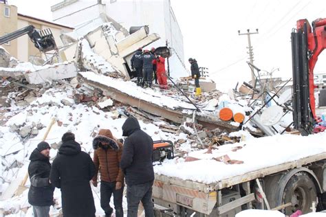 Elbistanda Nermin teyze 31 saat sonra enkaz altından sağ olarak