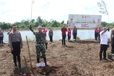 Ikuti Penanaman Pohon Oleh Polda Kaltara Danrem 092 Mrl Brigjen TNI