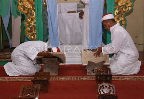 Tadarus Al Quran Saat Ramadhan Di Masjid Kesultanan Ternate Antara Foto