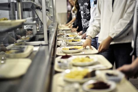 Tarn un maire veut limiter l accès à la cantine à certains enfants