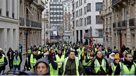 Neue Proteste Der Gelbwesten 150 Festnahmen In Paris