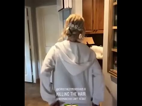 Kaley Cuoco Showing Her Big Ass XVIDEOS