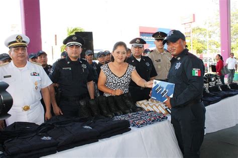 Polic As De Chetumal Reciben Uniformes Y Equipo De Radiocomunicaci N