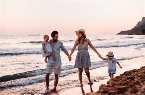 Familia Joven Con Dos Ni Os Del Ni O Que Caminan En La Playa El