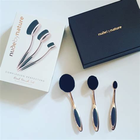 Beautifully Glossy Nude By Nature Complexion Perfecting Oval Brush Set