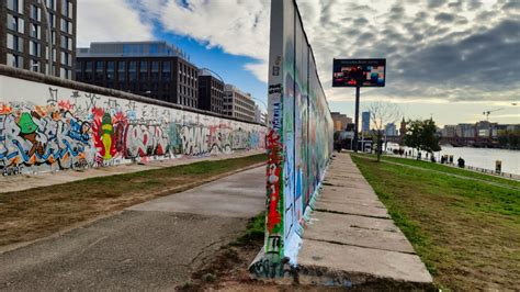 Visit Eastside Gallery By Bike And Cycle Bikademy Berlin