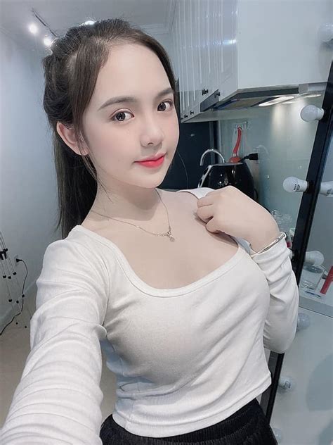 Hot Girl Tiểu Học Ngày Nào Gây Bất Ngờ Với Ngoại Hình Phổng Phao