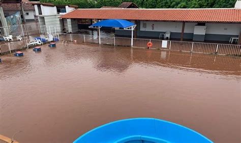 Chuva Forte Alagou Ruas Transbordou Piscina Da Marinha E Destruiu