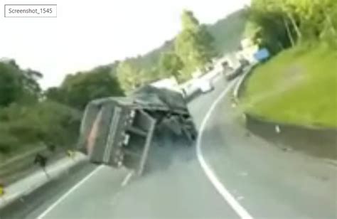 V Deo Flagra Momento Em Que Carreta Tomba Na Regi O De Curitiba Xv