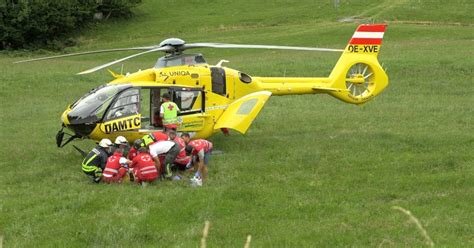 Unfalldrama Mit Moped Unter Auto Eingeklemmt Bursche Erlag