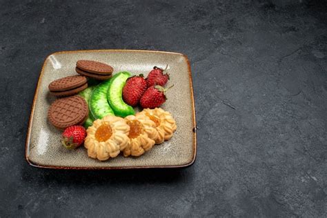 Vista Frontal Deliciosas Galletas De Chocolate Y Sencillas Con Fresas