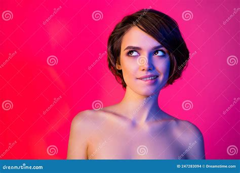 Foto De Dulce Brunette Peinado Joven Dama Labio Luce Espacio Vacío Aislado En Vibrante Color