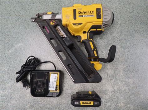 Dewalt Dcn692b 20v 2 35 Cordless 30° Framing Nailer W Battery Ebay