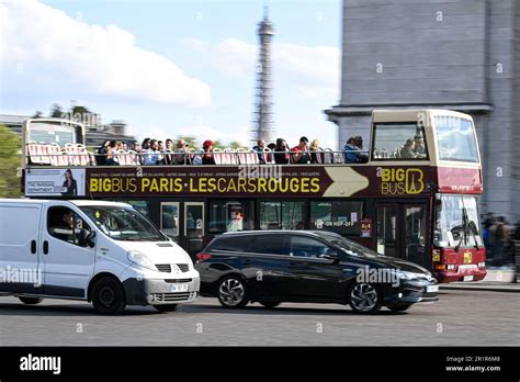 L Immagine Mostra Un Pullman Turistico Con La Torre Eiffel Sullo