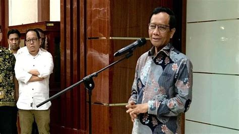 Foto Momen Mahfud MD Kemasi Barang Usai Resmi Mundur Jadi Menko