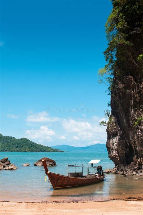 Kajak Y Barco Del Longtail En La Playa De Koh Talabeng Cerca De Koh