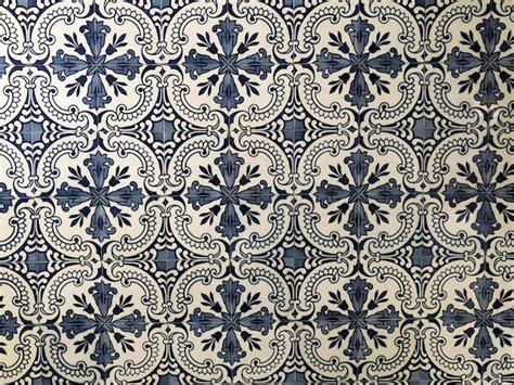 Un azulejo azul y blanco con motivos florales azulejo típico portugués