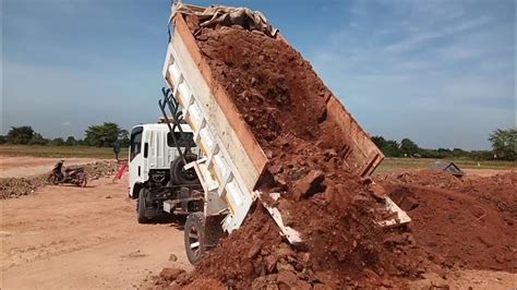 Mobil Dump Truk Pasir Bongkar Muatan Tanah Timbunan Bergantian YouTube