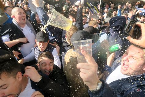 Torcedores do Tottenham invadem Amsterdã e fazem festa nas ruas