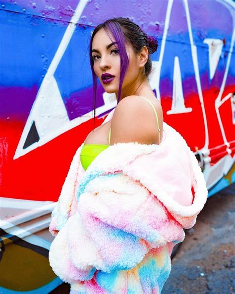 Karla Bustillos on Instagram Decime donde estás toy en 5 Outfit