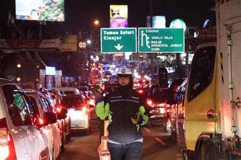 Malam Ini Arus Lalu Lintas Di Puncak Bogor Padat