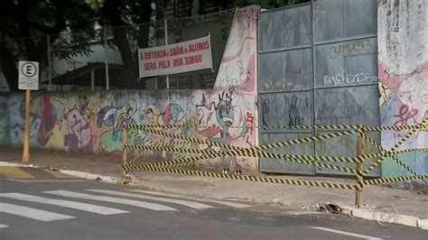 Entrada de escola é interditada após portão cair sobre aluna em Bauru