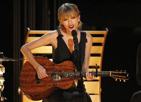 Taylor Swift Reaches Pinnacle Of Country Music With Cmas Rare Honor