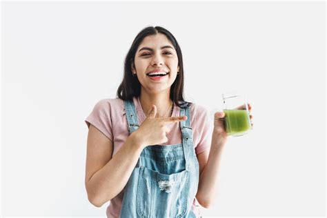 Feliz Joven Latina Sosteniendo Una Botella De Jugo Verde Sobre Fondo Blanco En Am Rica Latina