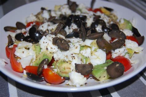 Salada De Abacate Com Tomate Queijo De Cabra E Azeitonas