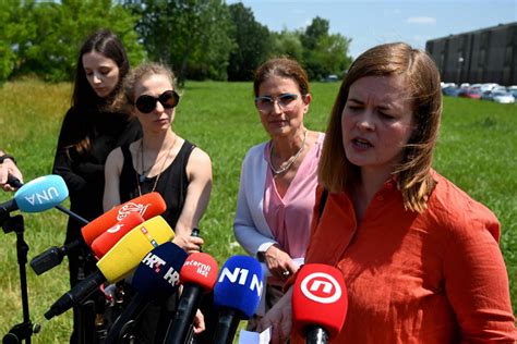 Slobodna Dalmacija Odvjetnica Pritvorene Aktivistice Pussy Riota Predala Albu Na Pritvor U