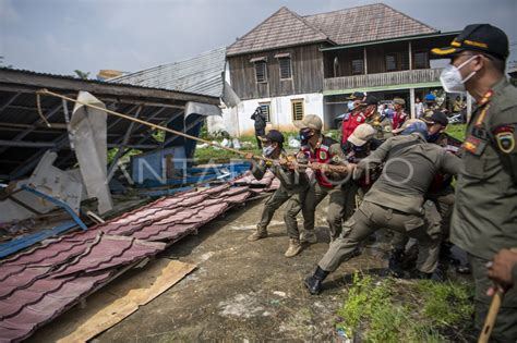 Penertiban Bangunan Liar Di Kawasan Jakabaring Antara Foto