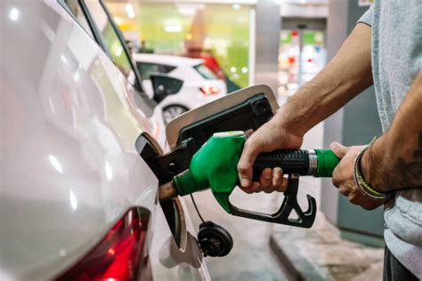 Prix des carburants ce professeur réclame 100 le litre