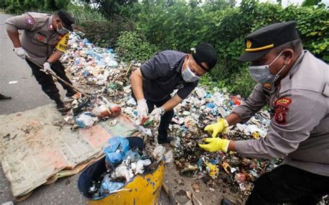 Anggota Polri Serentak Bersihkan Sampah Di Seluruh Indonesia