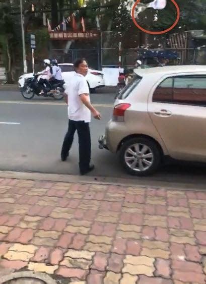 Ông chú đỗ ô tô trước cửa hàng hot girl vạn người mê còn chu mông ném rác tạt nước