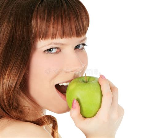 Mujer Que Come Una Manzana Verde Aislada Sobre Blanco Imagen De Archivo