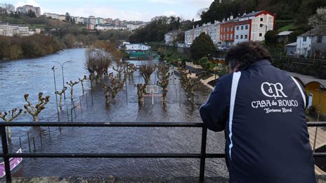 La crecida del Miño en Lugo obliga a cerrar el paseo y el Ladra se