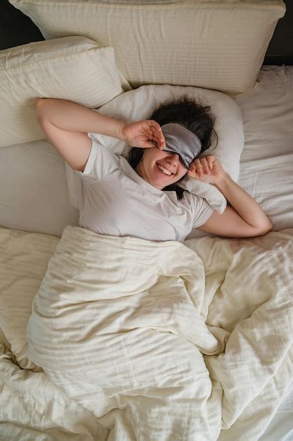 Mujer Joven Durmiendo En La Cama En Casa Foto Premium