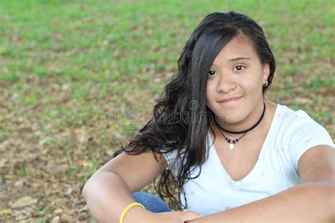 Ragazza Latina Con Il Ritratto Sorridente Biondo Di Stile Di Capelli Di Afro Su Un Fondo Blu