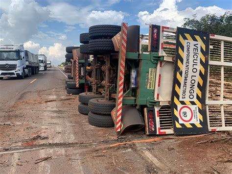 Carreta Toras De Eucalipto Tombou Na Br Rede Jota Fm