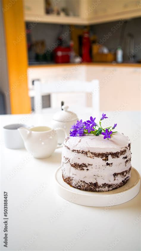 Naked cake tort urodzinowy aranżacja stołu Stock Photo Adobe Stock