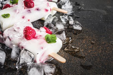 Postres dulces de verano paletas de helado orgánico casero de