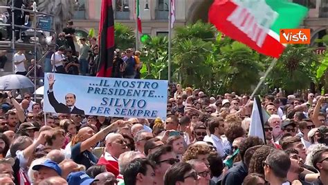 Silvio Per Sempre Il Cartello Al Duomo Di Milano Tra La Folla In