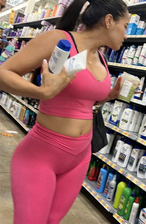 Sexi Latina Con Lindo Cuerpo Ella Usa Calzas Rosas Muy Entalladas Mujeres Bellas En La Calle