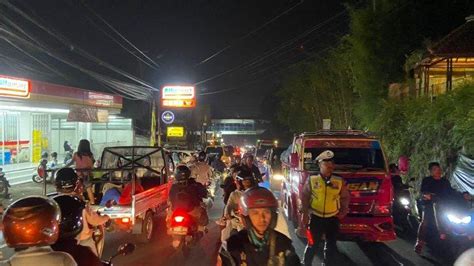 Volume Kendaraan Meningkat Arus Lalu Lintas Di Kawasan Puncak Cianjur