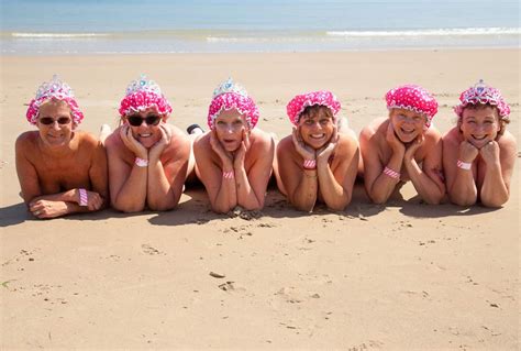 Women bare all for world-record breaking skinny dip | SBS News