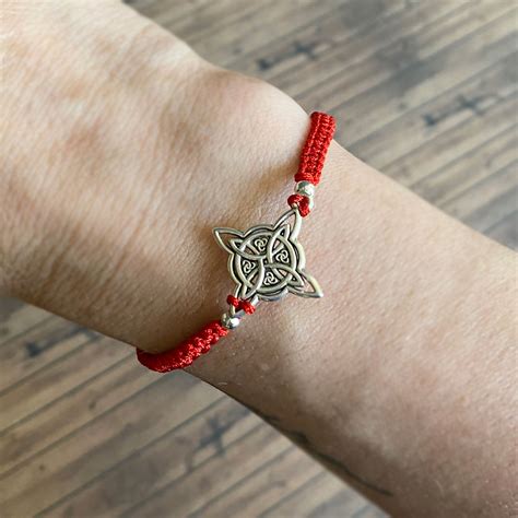 Pulsera Roja Tejida En Hilo Con Nudo De Bruja Piamaria