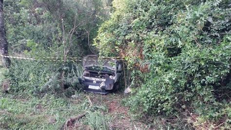 Acidente entre caminhão e Saveiro na BR 470 deixa uma pessoa ferida