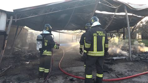 Rimessa Agricola Distrutta Dalle Fiamme Nel Pomeriggio Di Pasqua YouTube