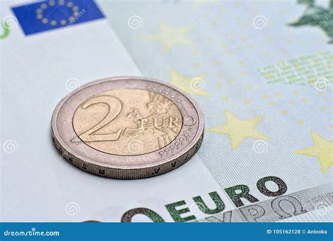 Muntstuk Twee Euro Op Het Bankbiljet Van Honderd Euro Stock Foto