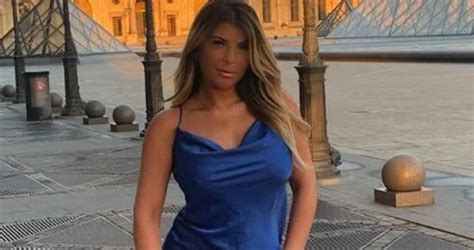 Adixia Tr S Hot En Lingerie Rouge Un D Tail Interpelle Ses Abonn S